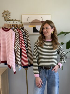 Pull scatolina a righe e bordo a contrasto Tensione In 135