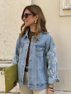 Giubbino di Jeans over con maniche ricamate