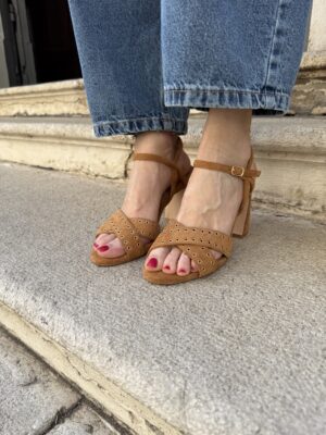 Sandalo incrocio e borchiette ecosuede