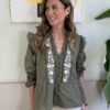 Camicia ampia verde con balza e ricami