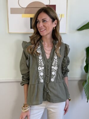 Camicia ampia verde con balza e ricami