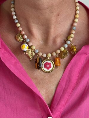 Collana charms e perle colorate