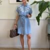 Chemisier corto in chambray con ricami bianchi 263