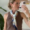 Foulard fiori arancioni bordo blu