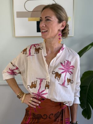 Camicia mussola di cotone burro stampa leopardi e palme fuxia COC