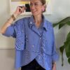 Camicia blu gessata con mantellina e fiori ricamati 5-1 OCCASIONI/NO CAMBIO