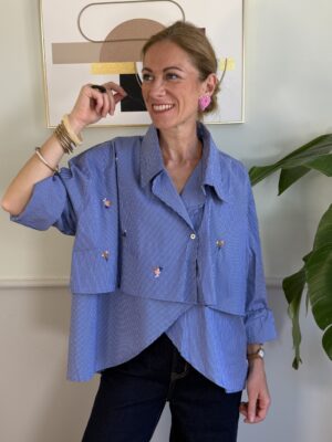 Camicia blu gessata con mantellina e fiori ricamati 5-1 OCCASIONI/NO CAMBIO