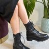Anfibio 9 buchi con zip in pelle NERA
